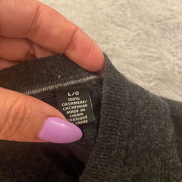 Saks Fifth Avenue 100% cashmere v-neck sweater, L - Picture 6 of 7